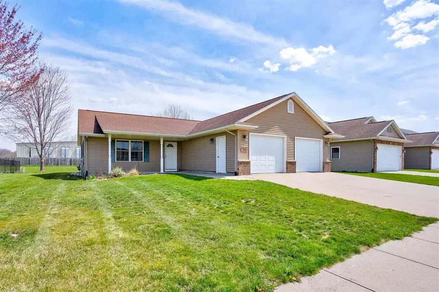 708 W 2nd St, Kalona, IA 52247