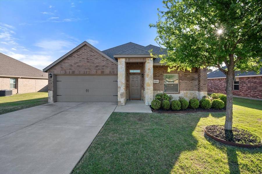 1545 Meadowlake Drive, Waxahachie, TX 75165