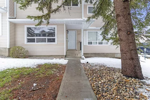 Calgary, AB T2W 4Z5,137 Woodsman LN SW