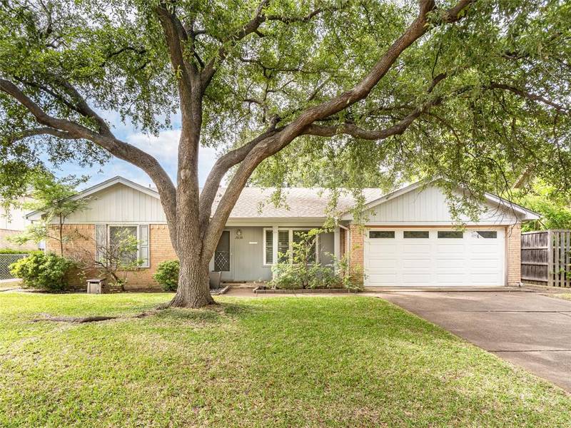 2838 Ermine Way, Farmers Branch, TX 75234