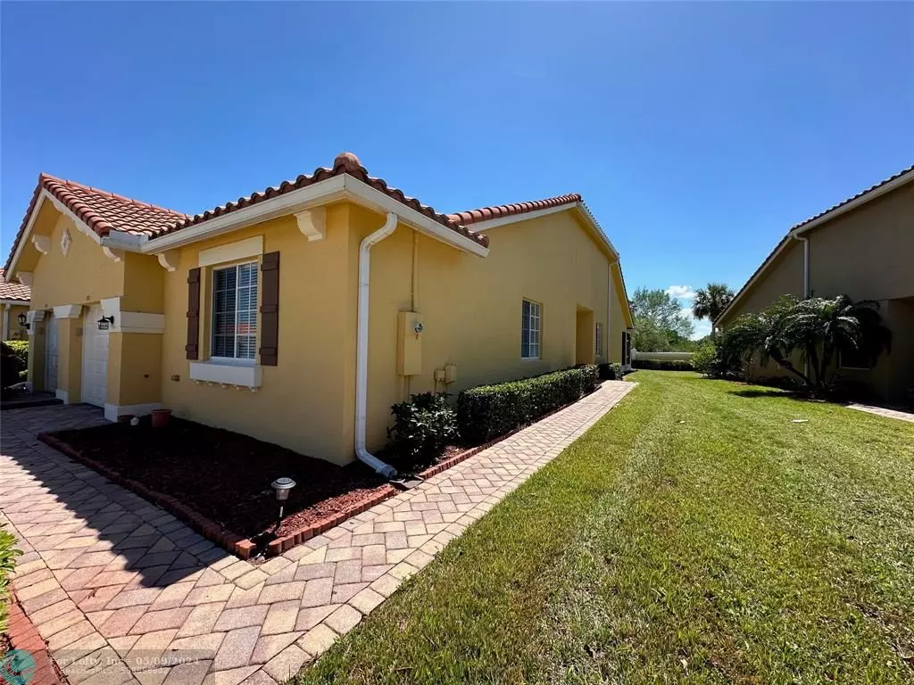 Vero Beach, FL 32966,6305 Oxford Cir  #104