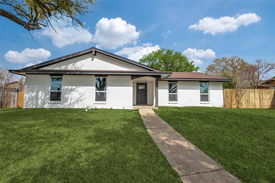 923 Live Oak Court, Desoto, TX 75115