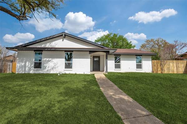 923 Live Oak Court,  Desoto,  TX 75115