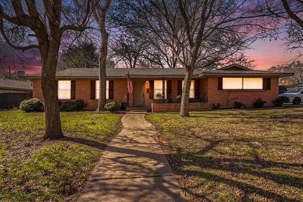 709 Hurstview Drive, Hurst, TX 76053