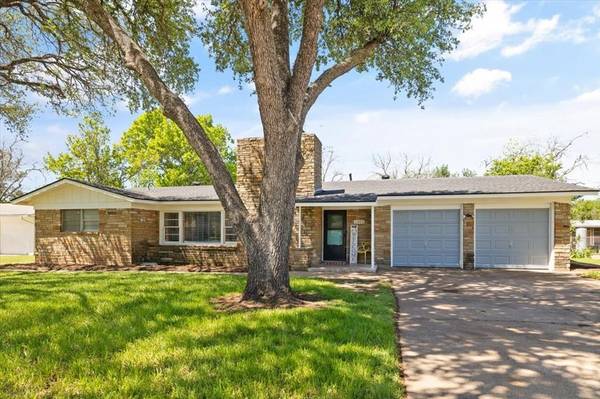 1302 Park Center Street, Benbrook, TX 76126