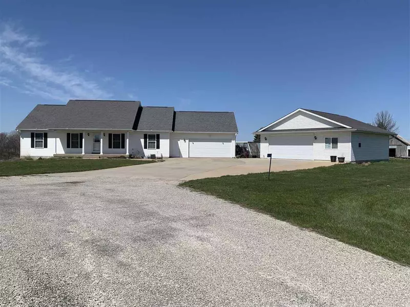 3126 Whispering Ridge Ln, Riverside, IA 52327