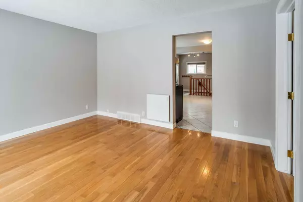 Calgary, AB T3B2P5,4639 81 ST NW