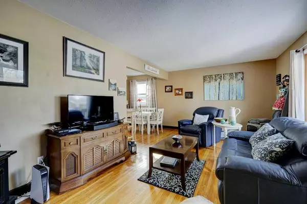 Calgary, AB T3B 2R2,4612 83 ST NW