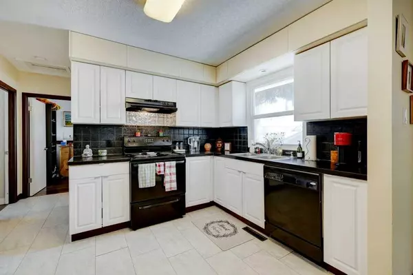 Calgary, AB T3B 2R2,4612 83 ST NW