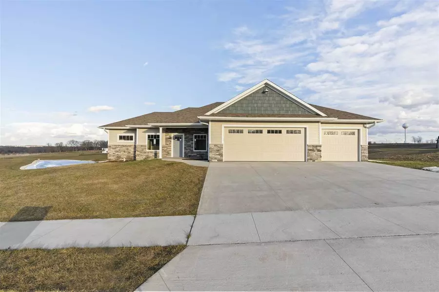 218 Westwood Cir, Kalona, IA 52247