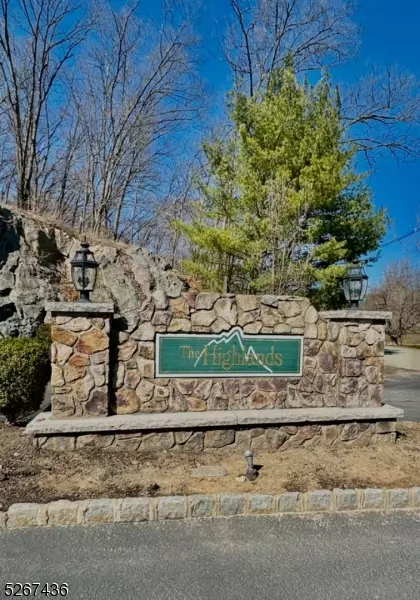 93 Mountainside Dr, Pompton Lakes Boro, NJ 07442