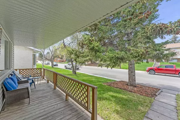 Calgary, AB T1Y 1J1,122 Rundleview Close NE