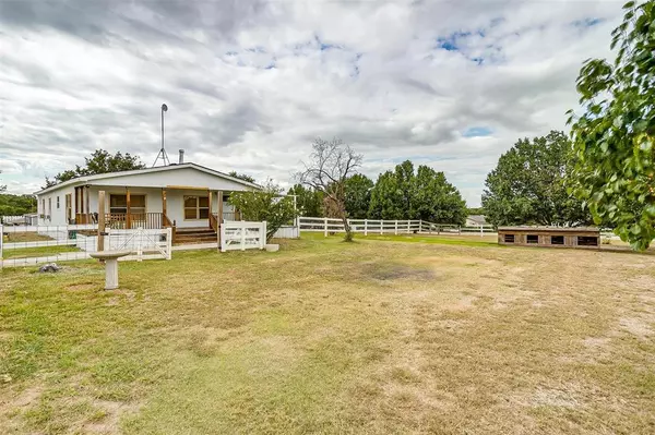 176 Cedar Drive, Azle, TX 76020