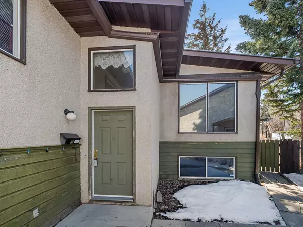 Calgary, AB T3K 1B3,70 Berkley Close NW