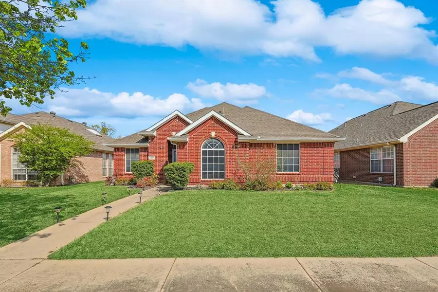 7816 Park Downs Drive, Fort Worth, TX 76137