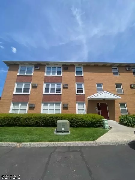 109 Riverview Ct, Secaucus Town, NJ 07094