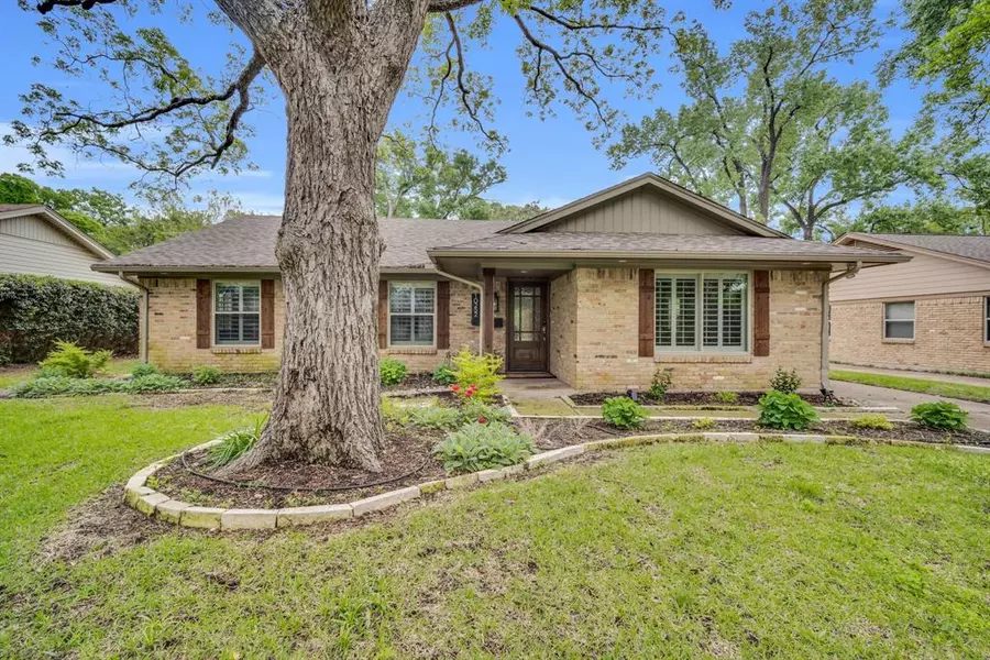 10252 Vinemont Street, Dallas, TX 75218