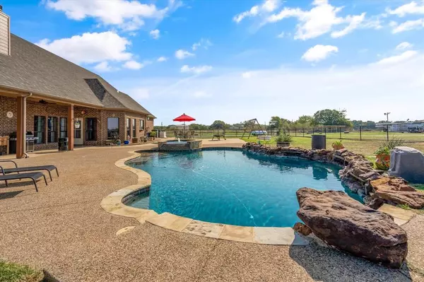 124 Horse Whisperer Court,  Decatur,  TX 76234