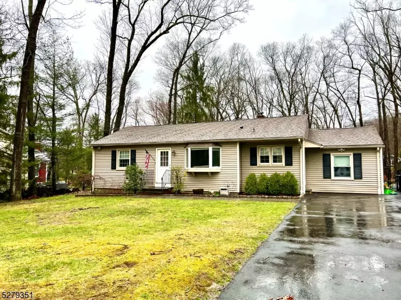 22 Old Farmers Rd, Washington Twp., NJ 07853