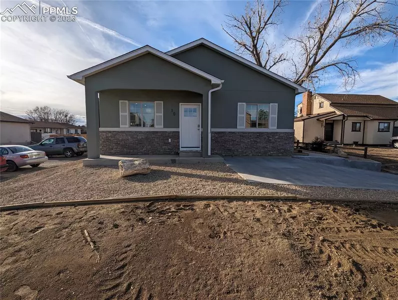 10 Heatherwood LN, Pueblo, CO 81008