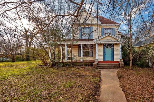 704 W Hull Street, Denison, TX 75020