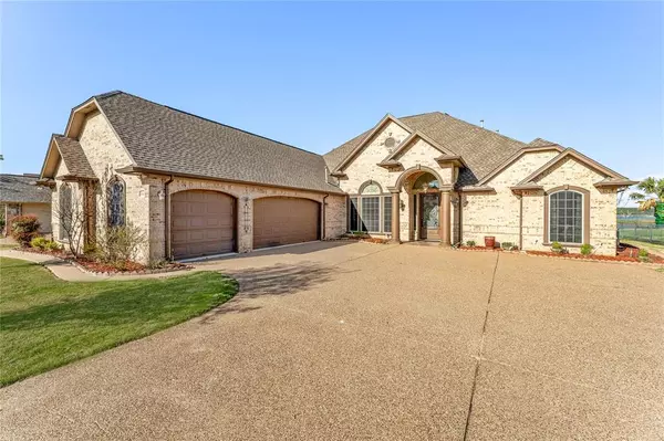 2411 Waters Edge Drive, Granbury, TX 76048