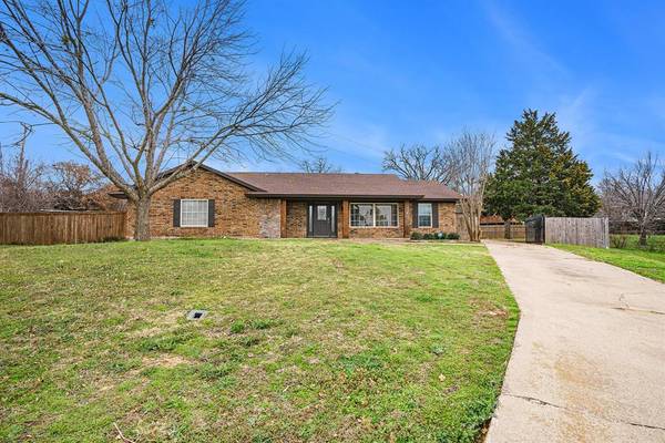 106 Oakwood Place, Joshua, TX 76058