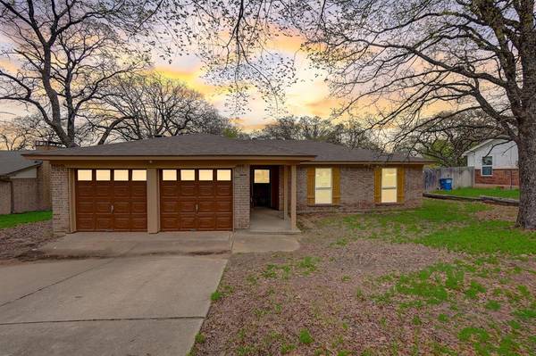 724 Timberoaks Drive, Azle, TX 76020