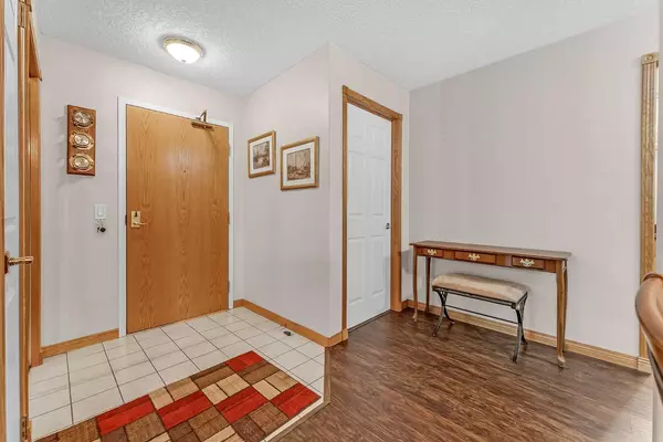 Calgary, AB T3H 3R6,6868 Sierra Morena BLVD SW #240