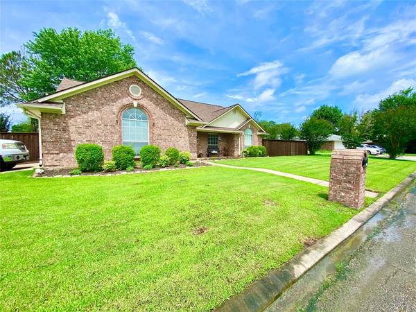 2201 Canyon Circle, Bonham, TX 75418