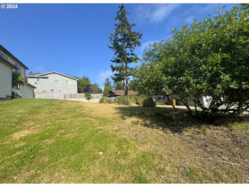 6929 OAKWOOD CT, Brookings, OR 97415