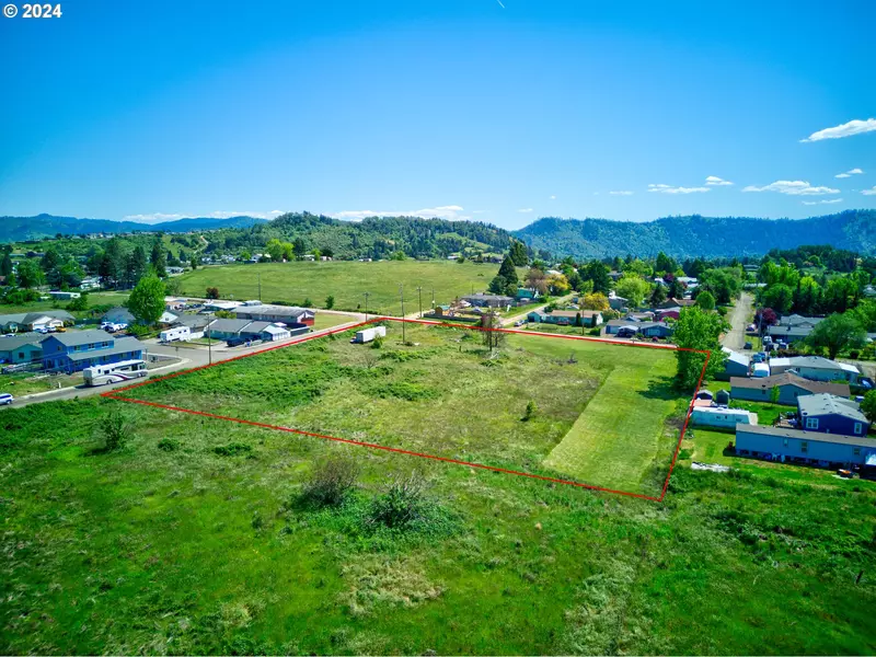 2674 LANDERS AVE, Roseburg, OR 97471