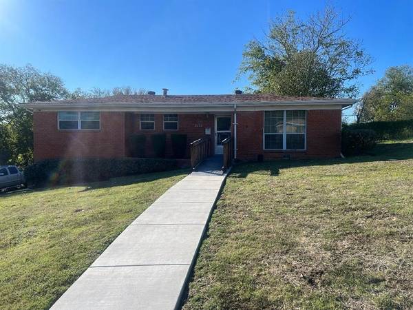 2432 Annglen Drive, Fort Worth, TX 76119