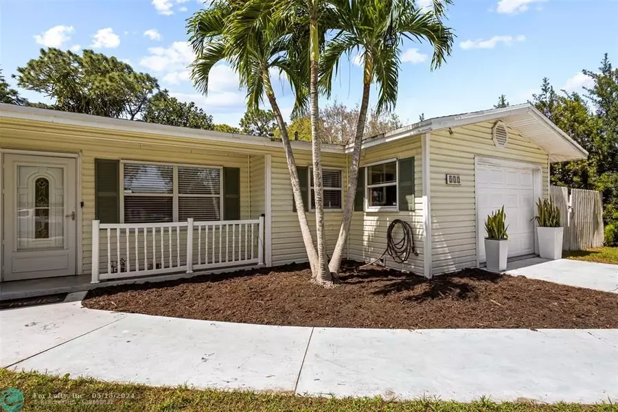 552 NW AVENS St, Port St Lucie, FL 34983