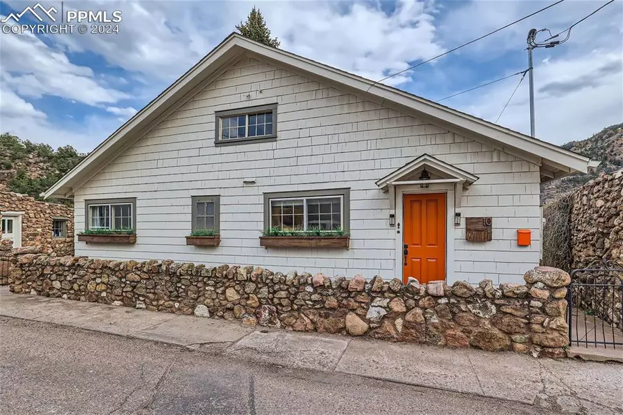 10 Dudley RD, Manitou Springs, CO 80829