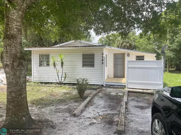 2105 S 37th St, Fort Pierce, FL 34947