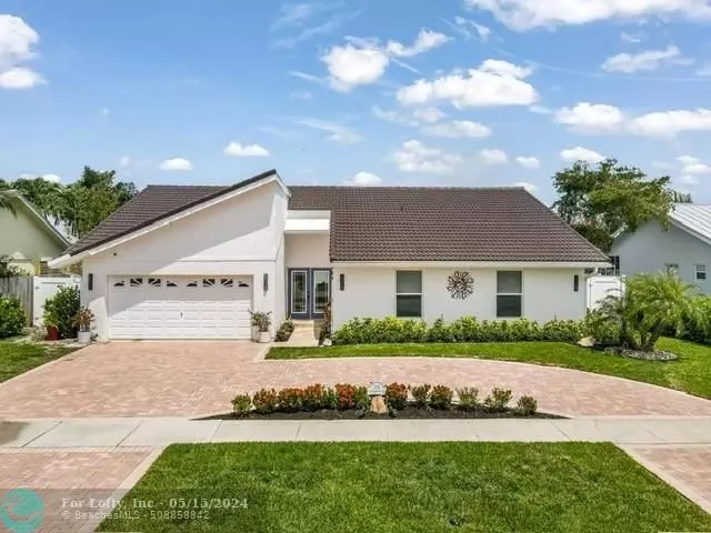 335 Sandalwood Ln, Boca Raton, FL 33487