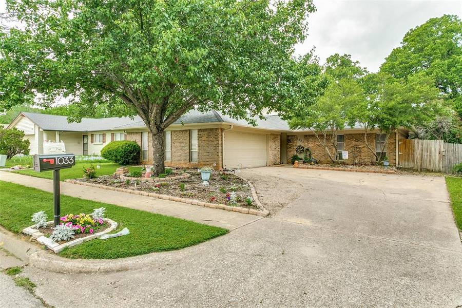 1033 Kings Manor Drive, Lake Dallas, TX 75065