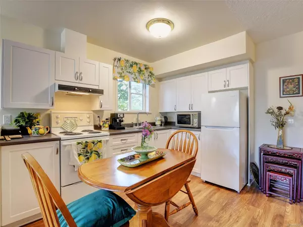 Victoria, BC V8V 2Z2,1070 Southgate St #302