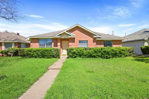 919 Crestwood Drive, Cedar Hill, TX 75104