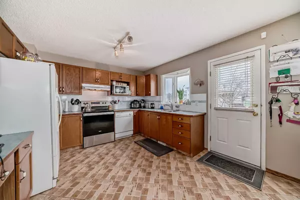 Calgary, AB T1Y 7B8,28 Anaheim CRES NE