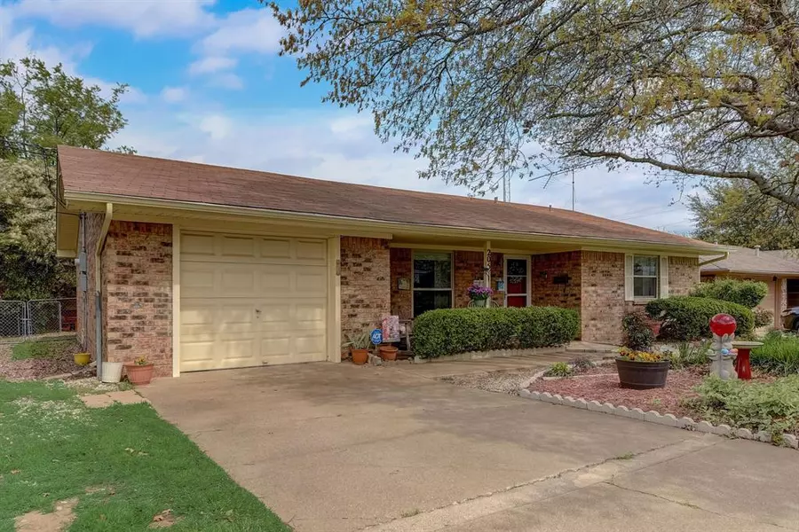 205 S Cherry Lane, Granbury, TX 76048