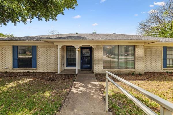 9945 Edmund Drive, Benbrook, TX 76126