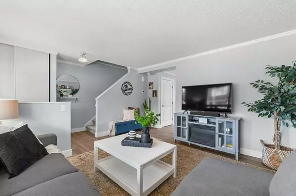 Calgary, AB T2J 6N7,563 Queenston GDNS SE