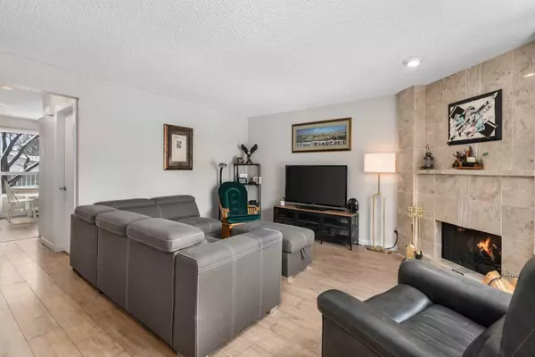 Calgary, AB T2J 5E3,9908 Bonaventure DR SE #44