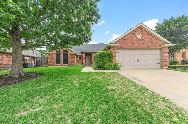 806 W Lonesome Dove Trail,  Arlington,  TX 76001