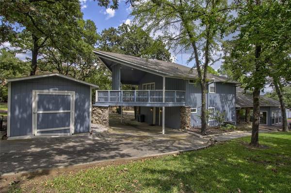 106 Hogan Drive, Lake Kiowa, TX 76240