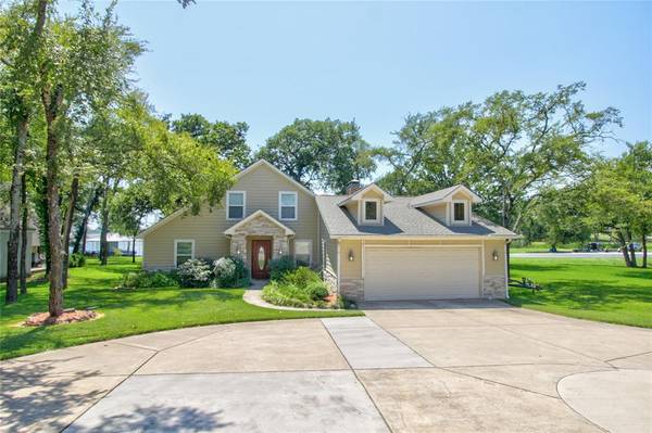 808 E Kiowa Drive, Lake Kiowa, TX 76240