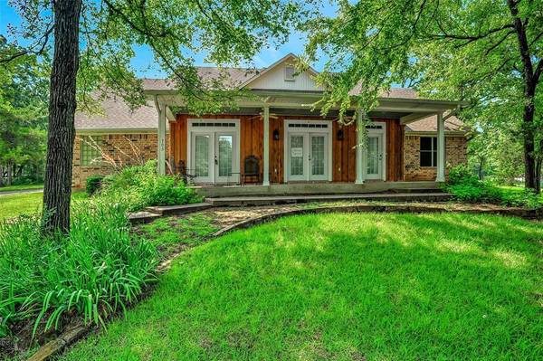 703 Kiowa Drive E, Lake Kiowa, TX 76240