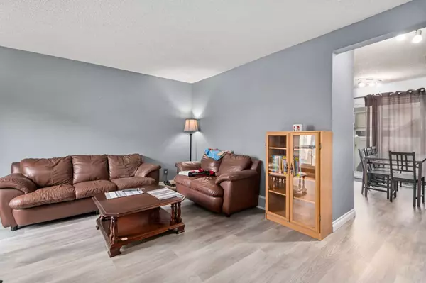 Calgary, AB T2J 6N4,149 Deer Ridge SE